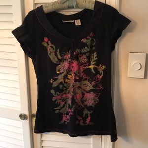 T-shirt with threaded flowers and design